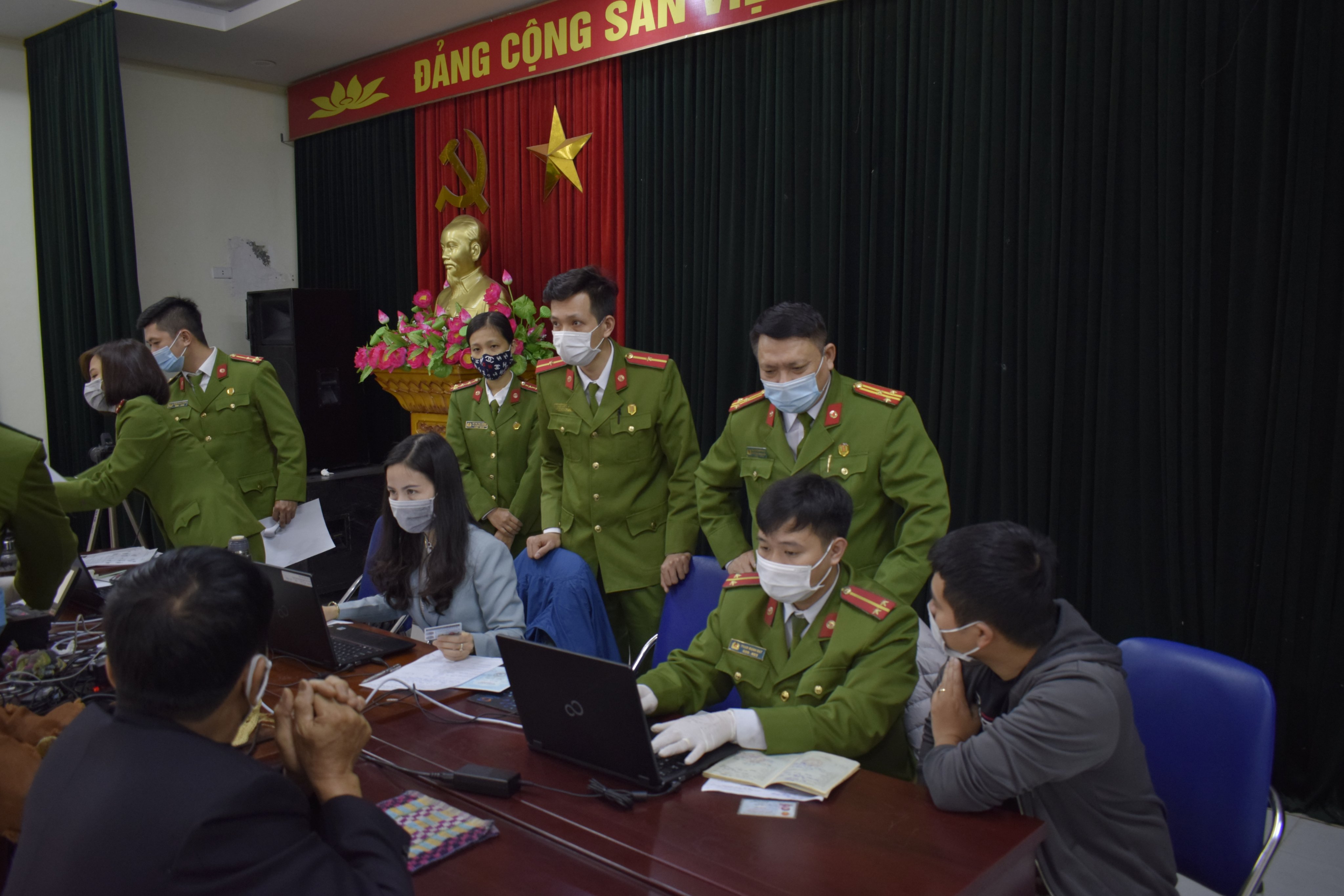 Công an quận Hồng Bàng: Tổ chức cấp căn cước công dân 3 ca trong ngày phục vụ nhân dân